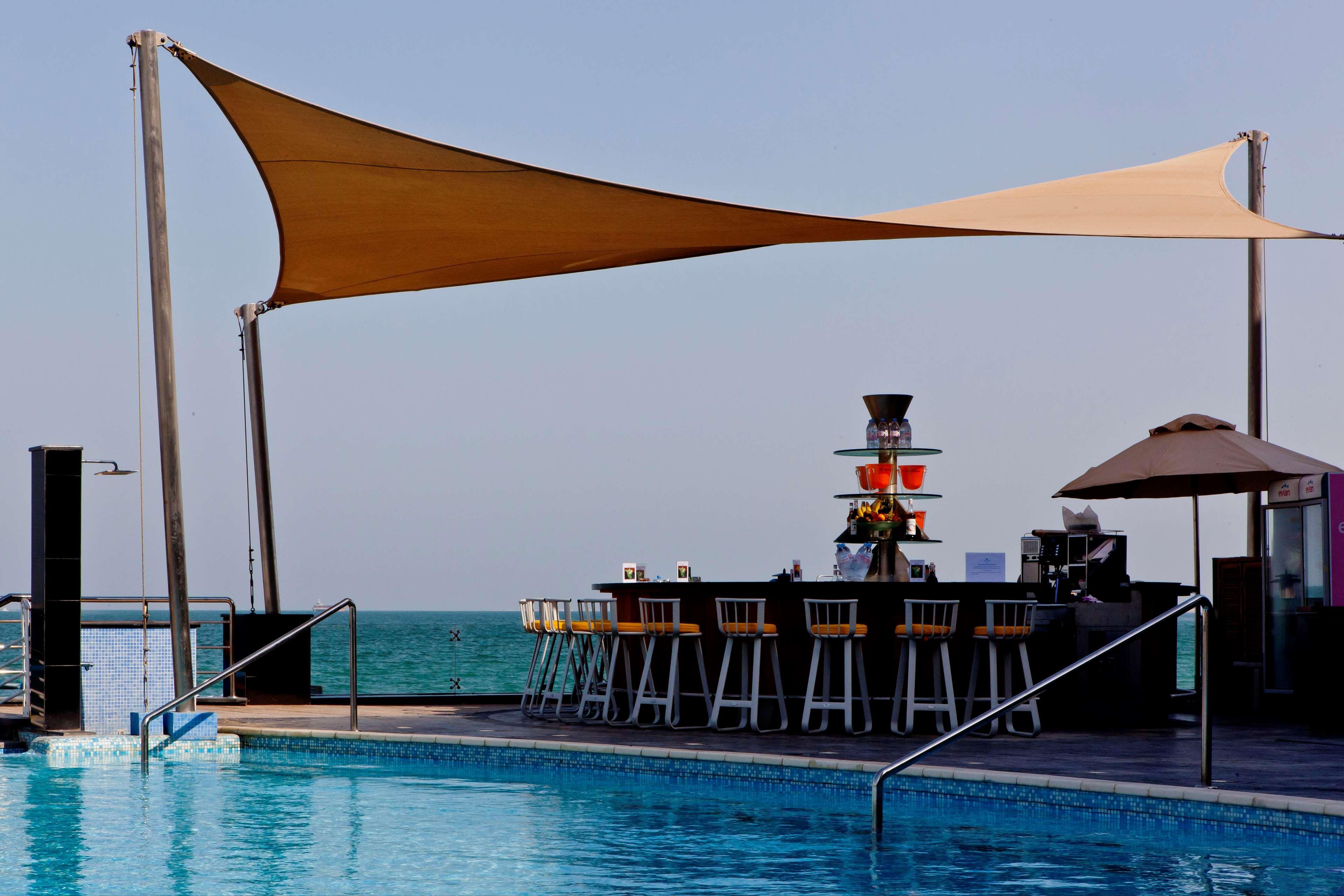 Hotel Hilton Ad Dawhah Servizi foto The pool at the hotel