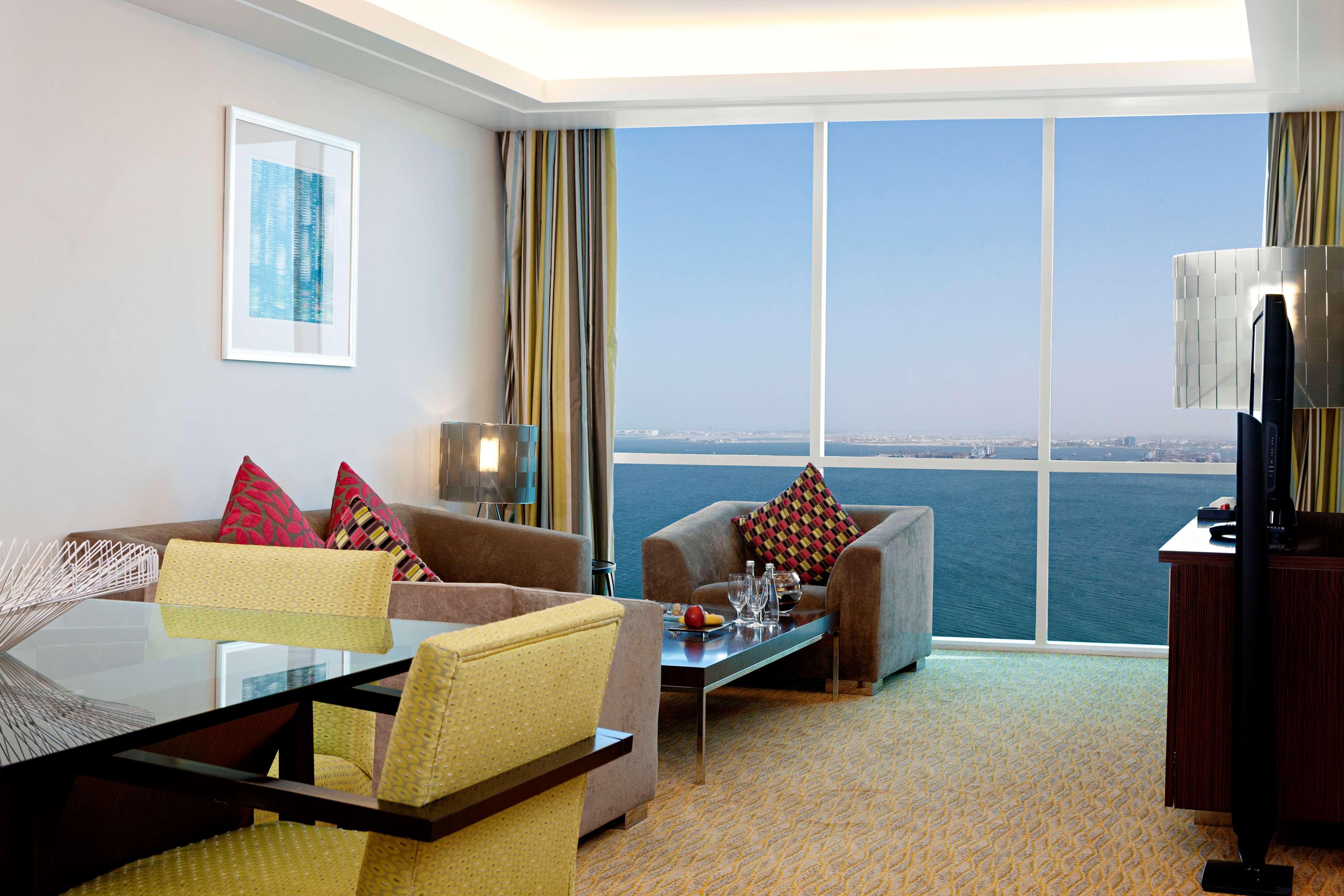 Hotel Hilton Ad Dawhah Esterno foto A living room at the hotel