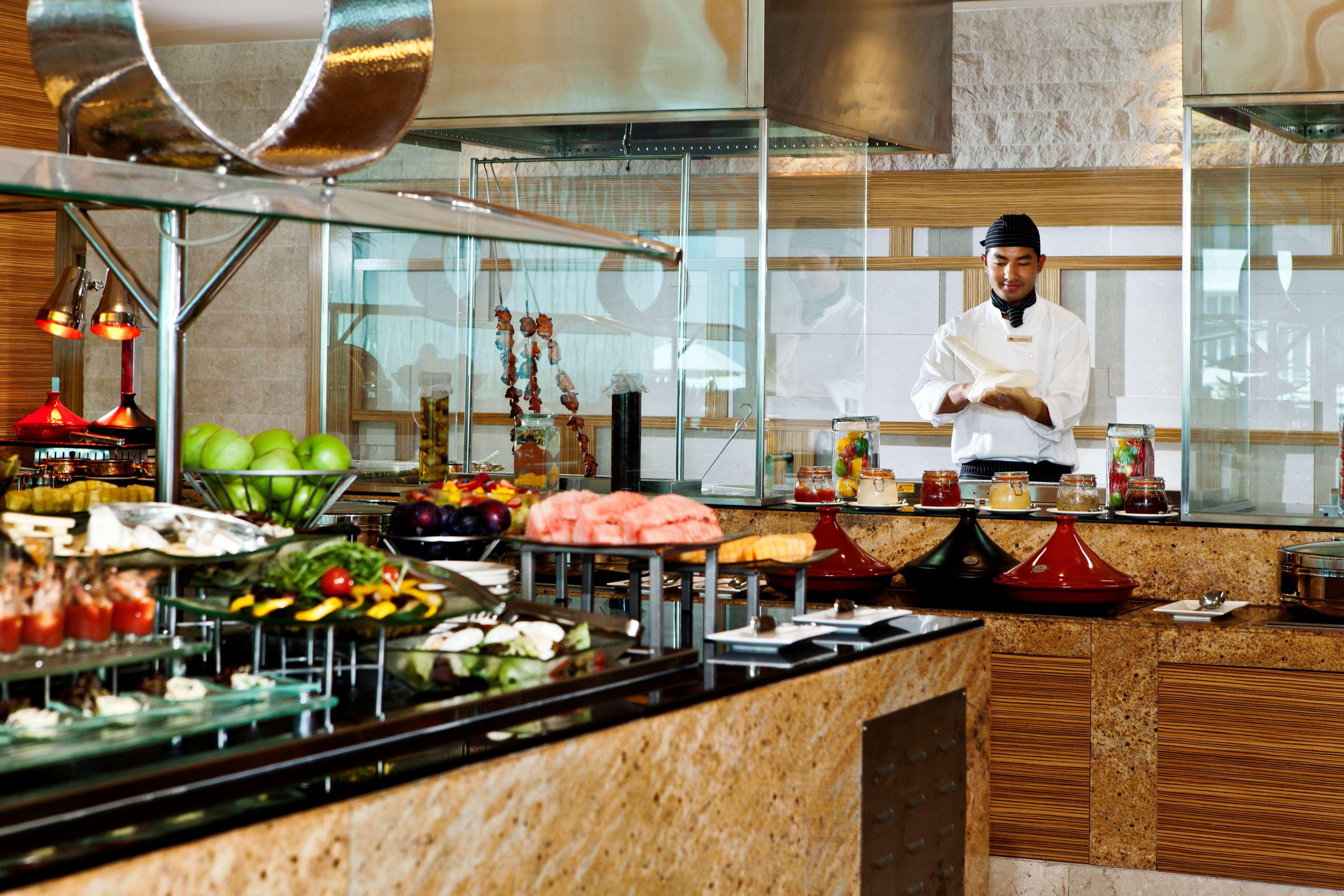 Hotel Hilton Ad Dawhah Esterno foto A buffet at a hotel