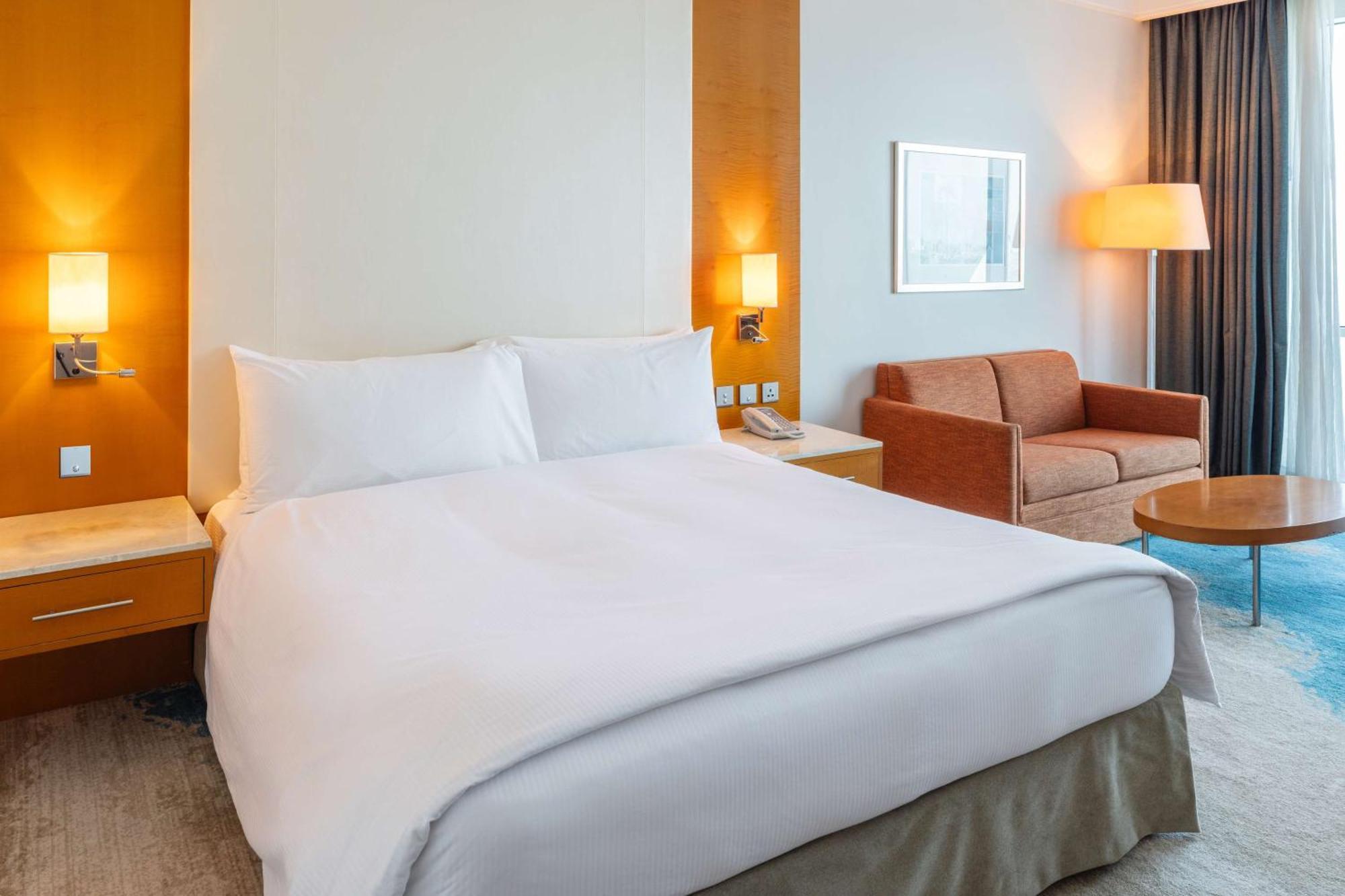 Hotel Hilton Ad Dawhah Esterno foto A room at the Holiday Inn