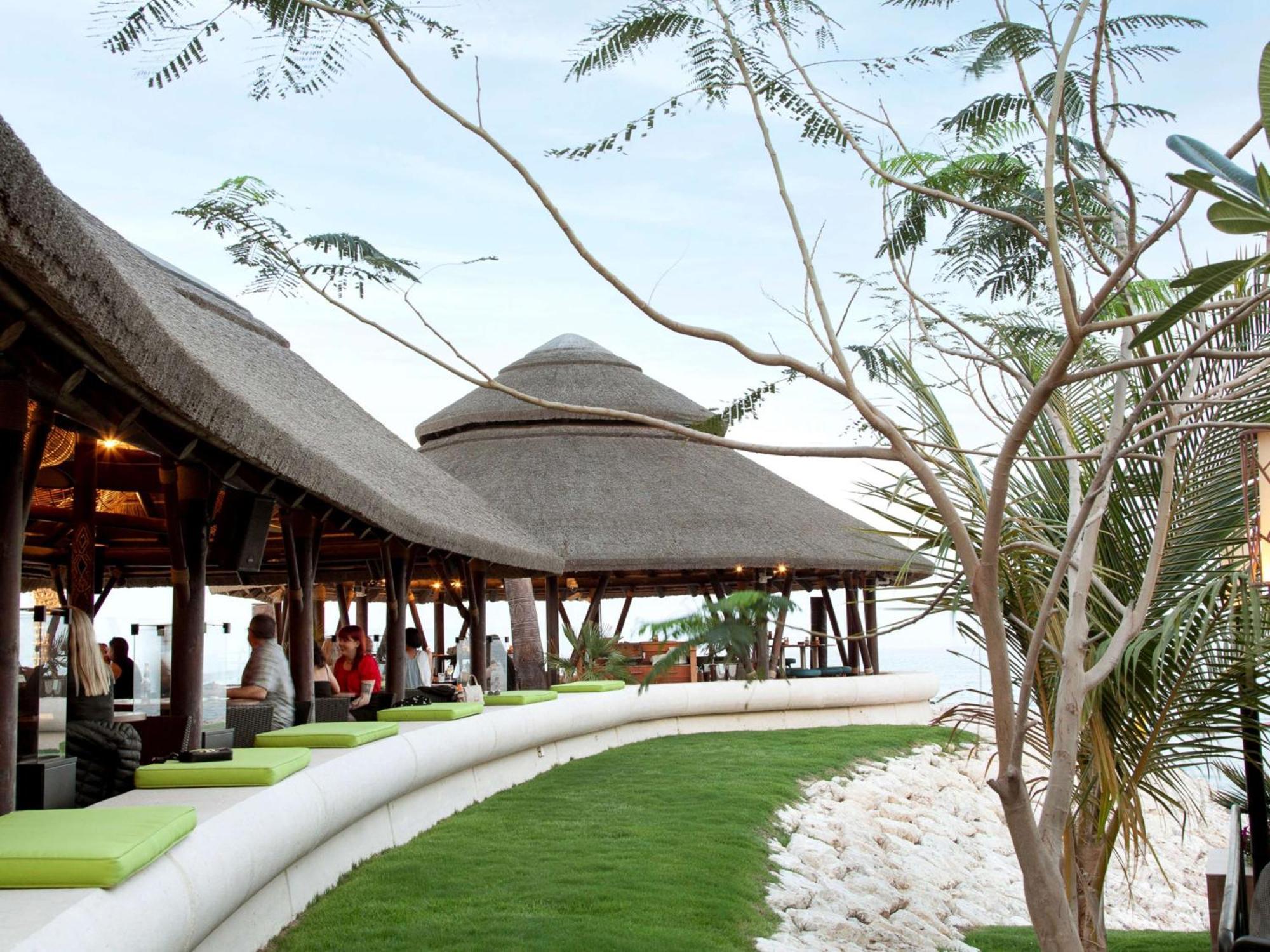 Hotel Hilton Ad Dawhah Esterno foto The resort's lobby