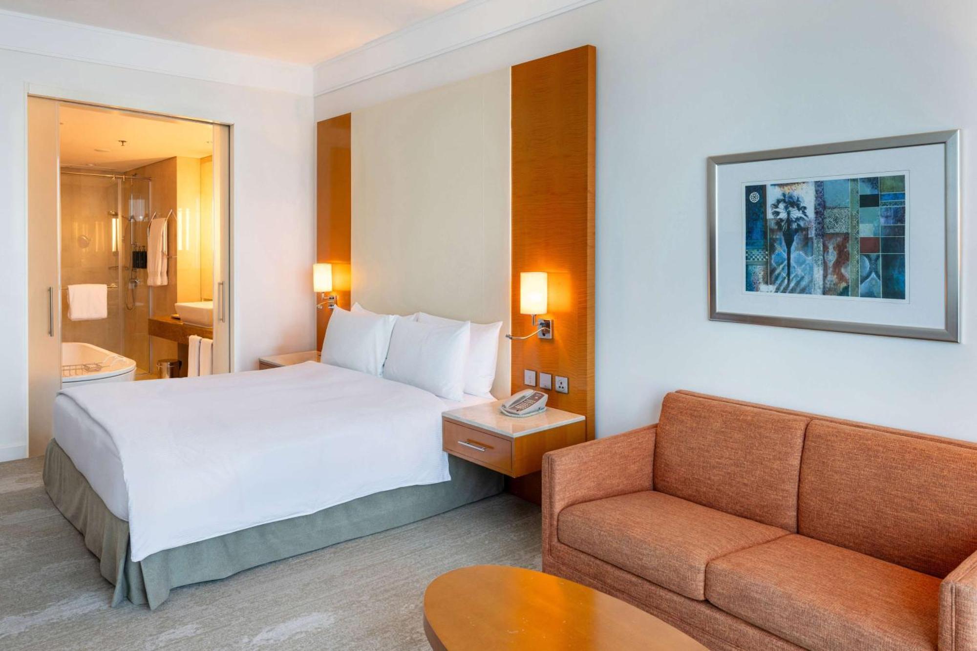 Hotel Hilton Ad Dawhah Esterno foto A room at the hotel