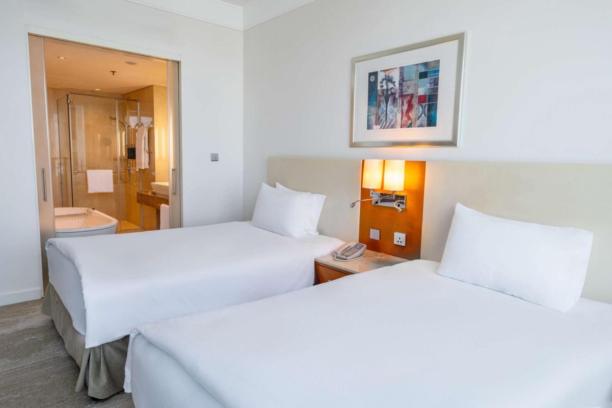 Hotel Hilton Ad Dawhah Esterno foto A room at the hotel