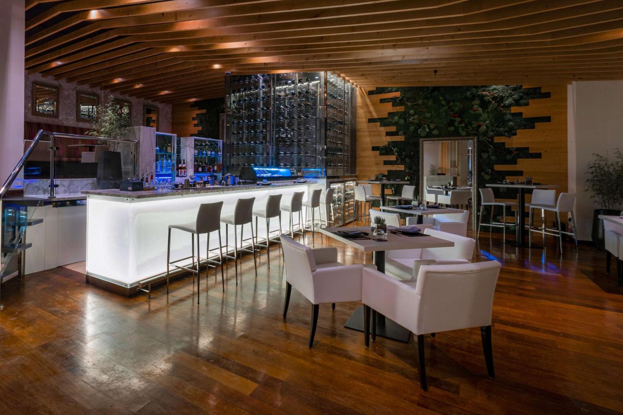 Hotel Hilton Ad Dawhah Esterno foto The bar at the lounge