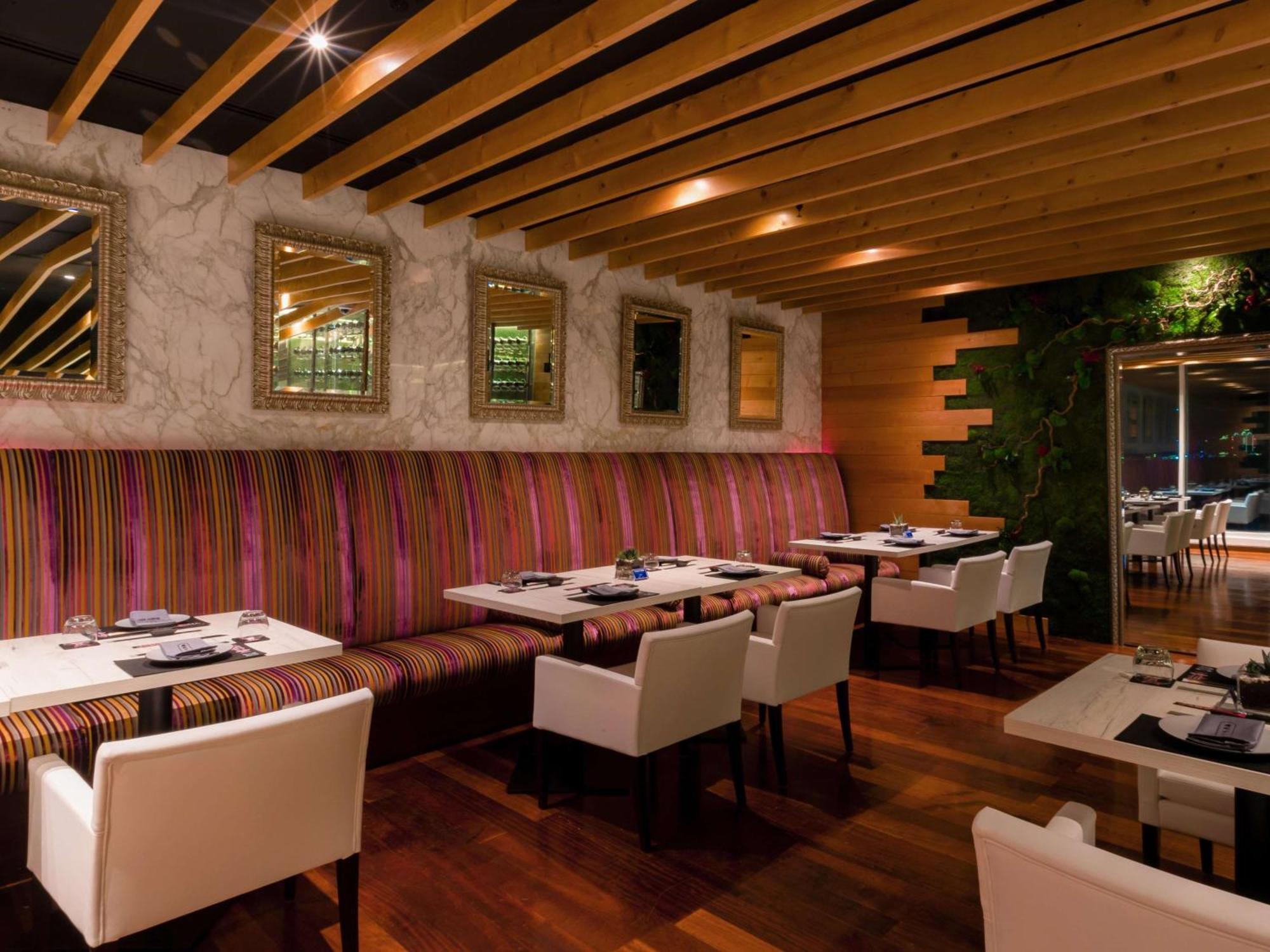Hotel Hilton Ad Dawhah Esterno foto Interior of a restaurant