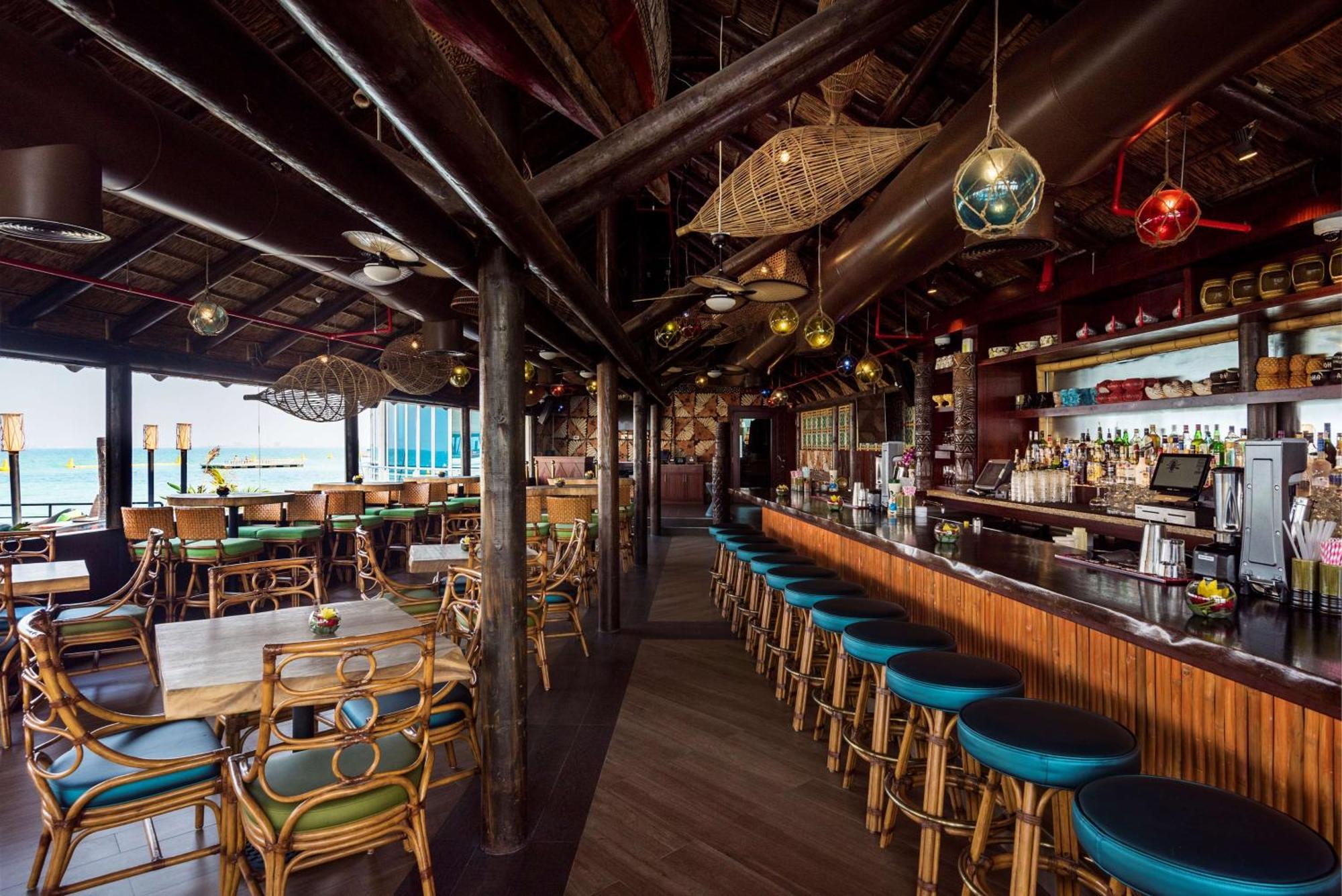 Hotel Hilton Ad Dawhah Esterno foto The interior of the bar