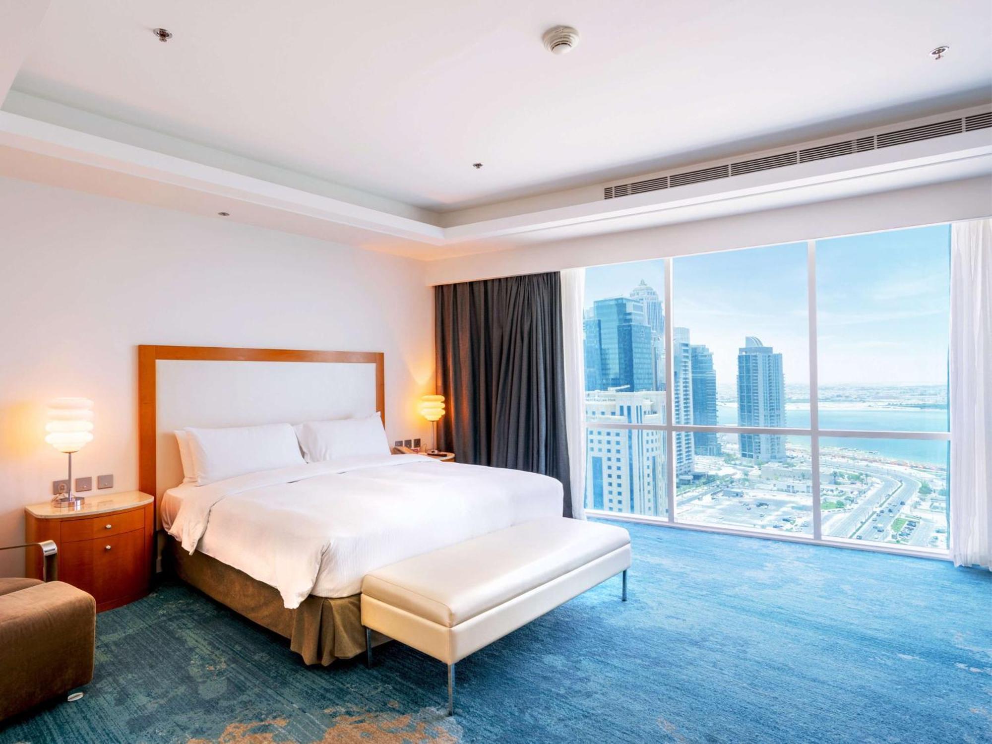 Hotel Hilton Ad Dawhah Esterno foto A bedroom at the hotel