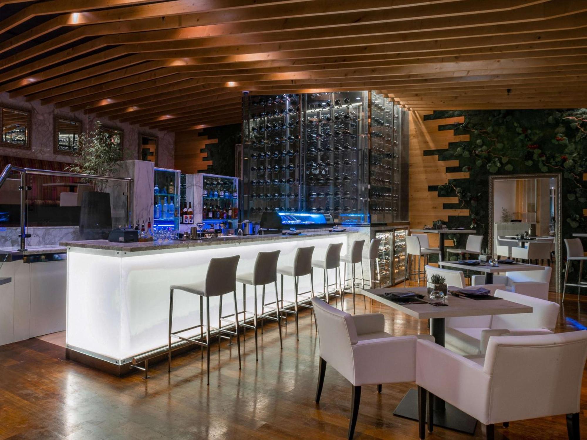 Hotel Hilton Ad Dawhah Esterno foto The bar at the restaurant