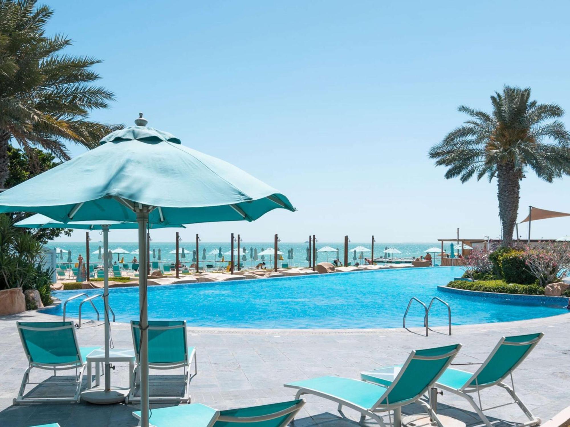 Hotel Hilton Ad Dawhah Esterno foto The pool at the resort