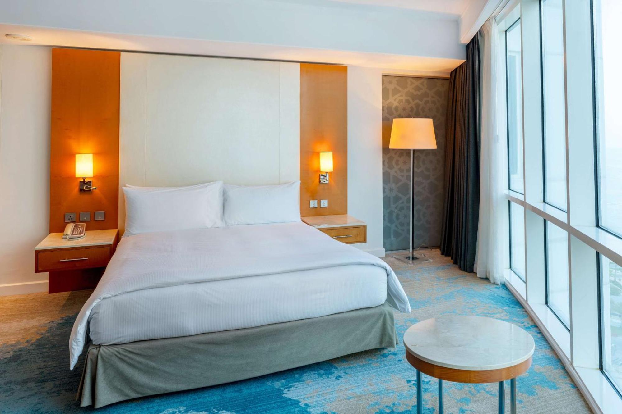 Hotel Hilton Ad Dawhah Esterno foto A bedroom at the hotel