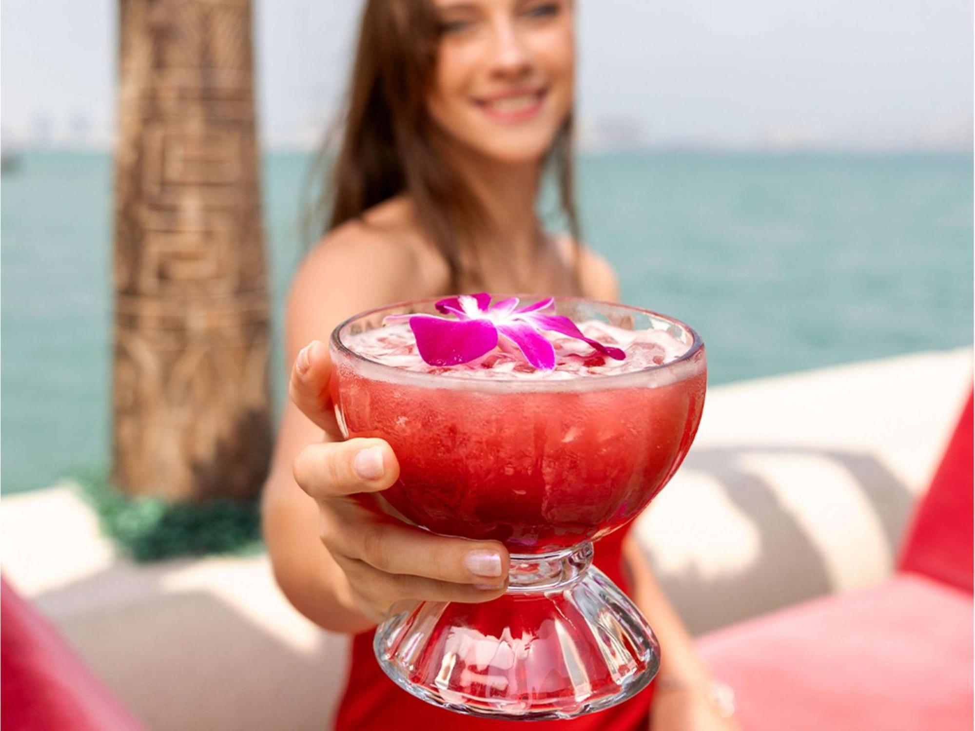Hotel Hilton Ad Dawhah Esterno foto A strawberry margarita