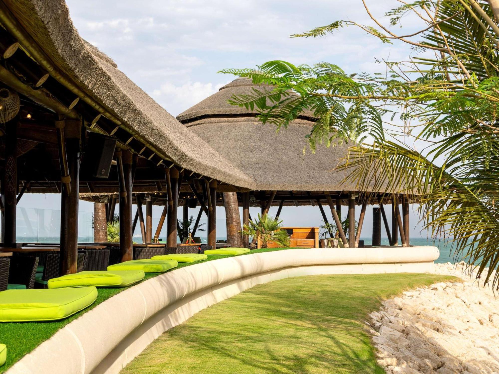 Hotel Hilton Ad Dawhah Esterno foto The resort's beach