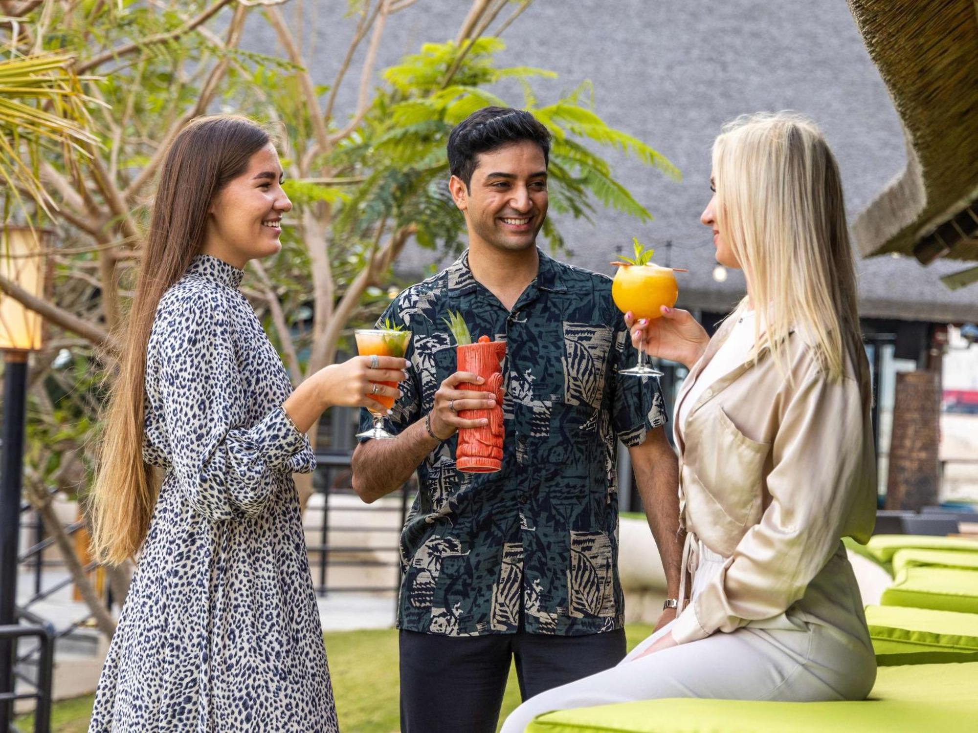 Hotel Hilton Ad Dawhah Esterno foto A man wearing a batik shirt