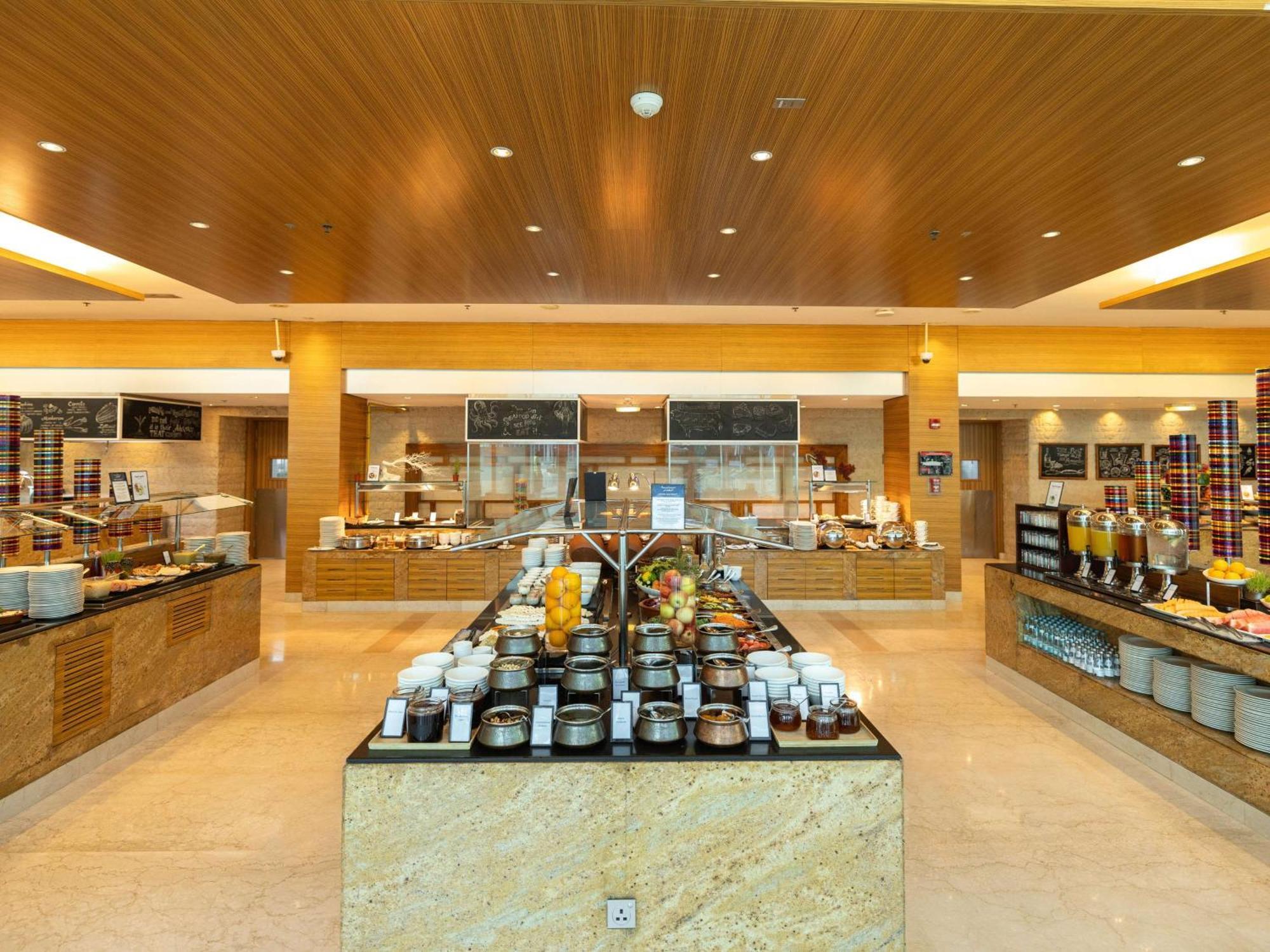 Hotel Hilton Ad Dawhah Esterno foto The buffet at the lounge