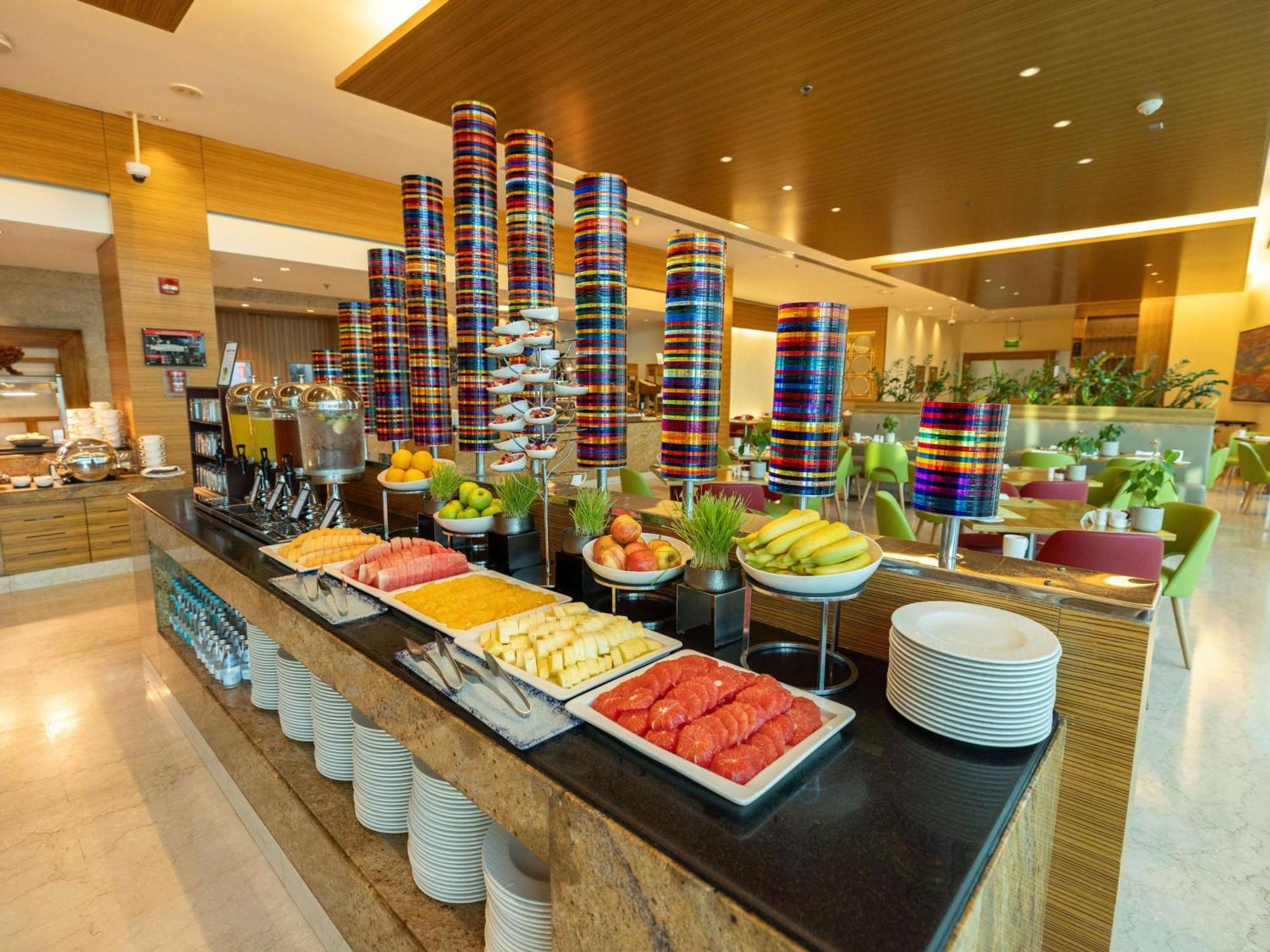 Hotel Hilton Ad Dawhah Esterno foto A buffet at a hotel