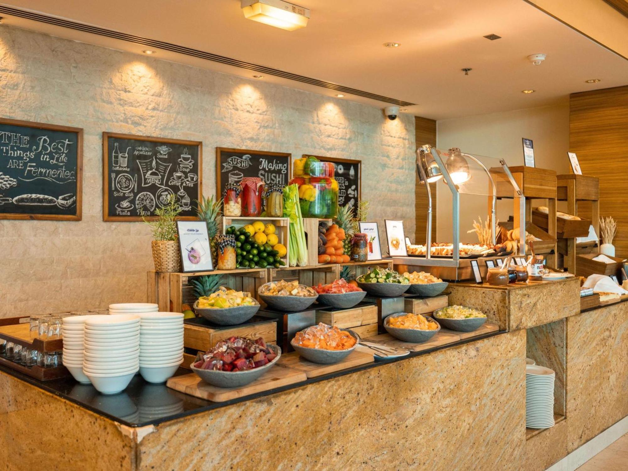 Hotel Hilton Ad Dawhah Esterno foto A buffet at a hotel