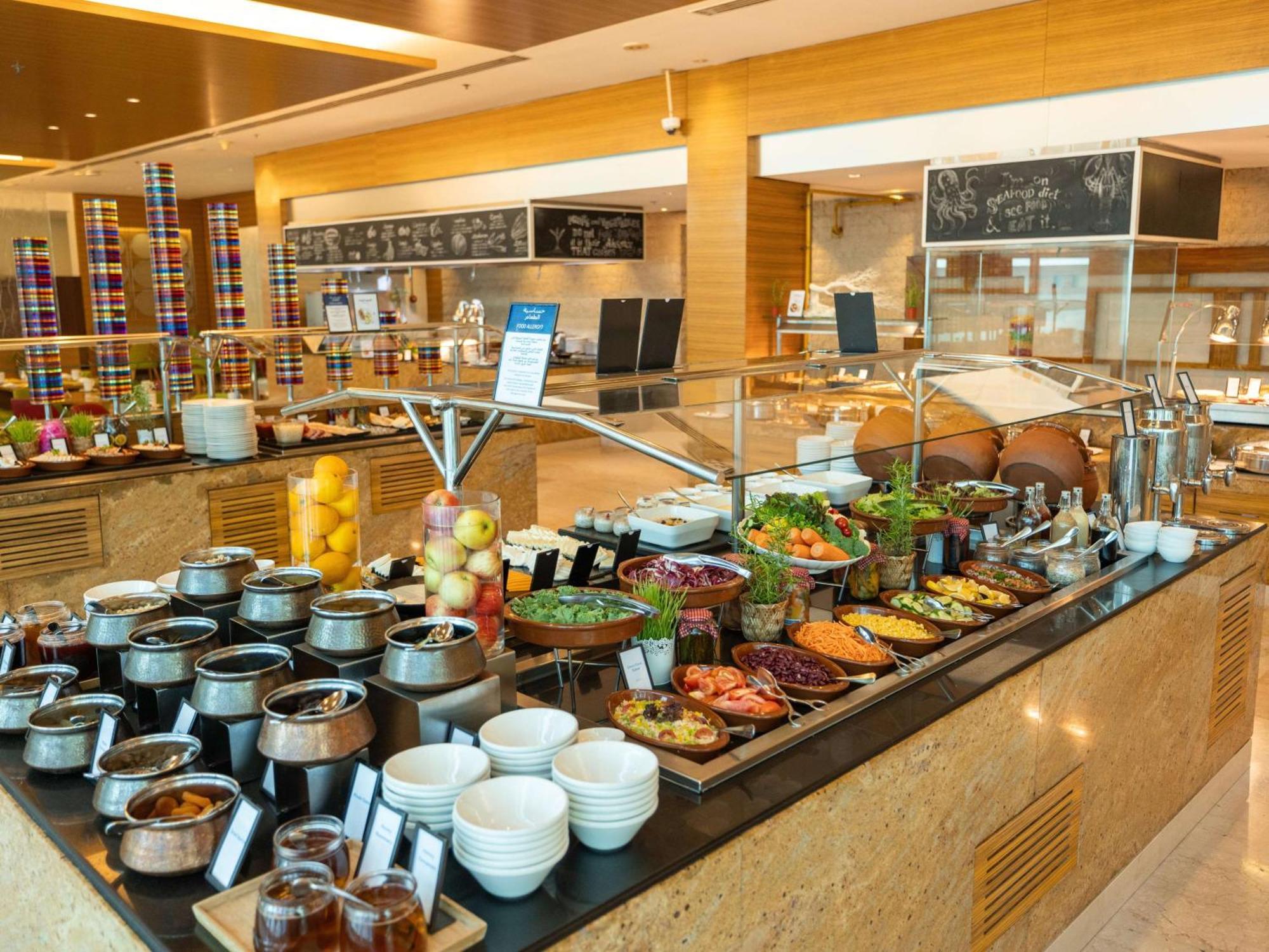 Hotel Hilton Ad Dawhah Esterno foto A salad bar