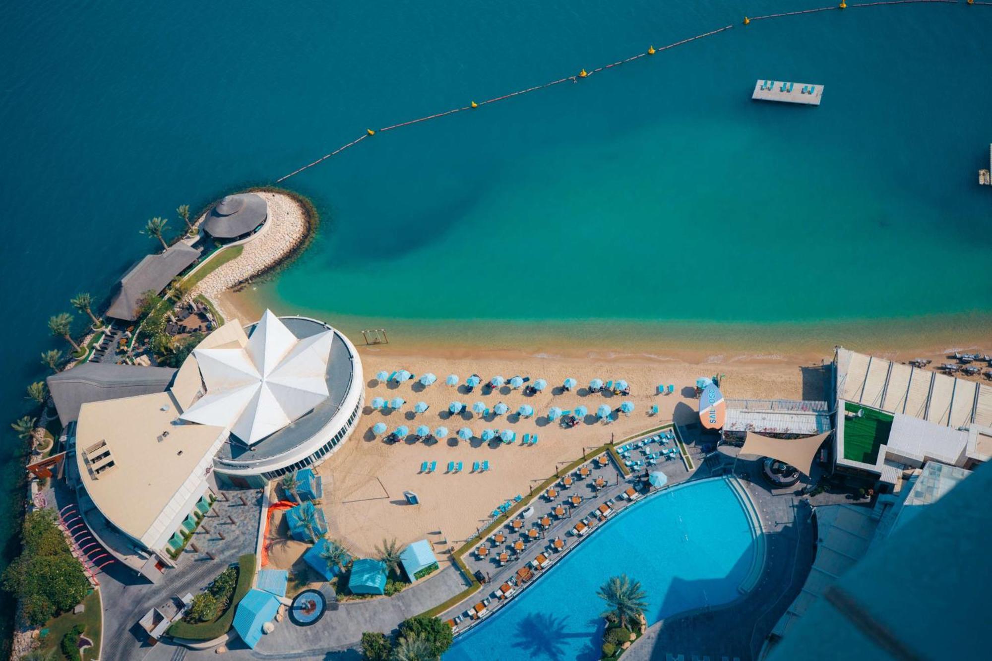 Hotel Hilton Ad Dawhah Esterno foto Aerial view of the beach